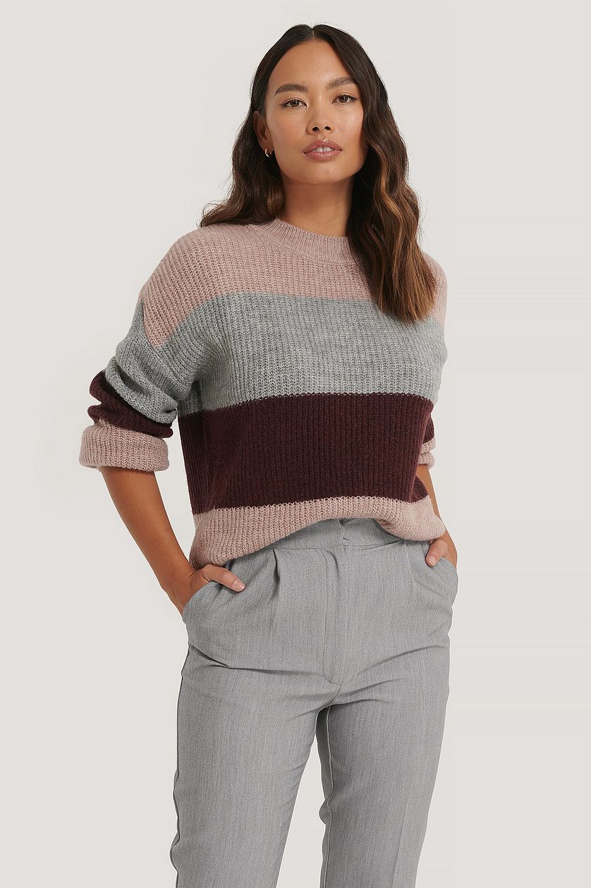 Women's Cozy Knit Pullover with Modern Pattern