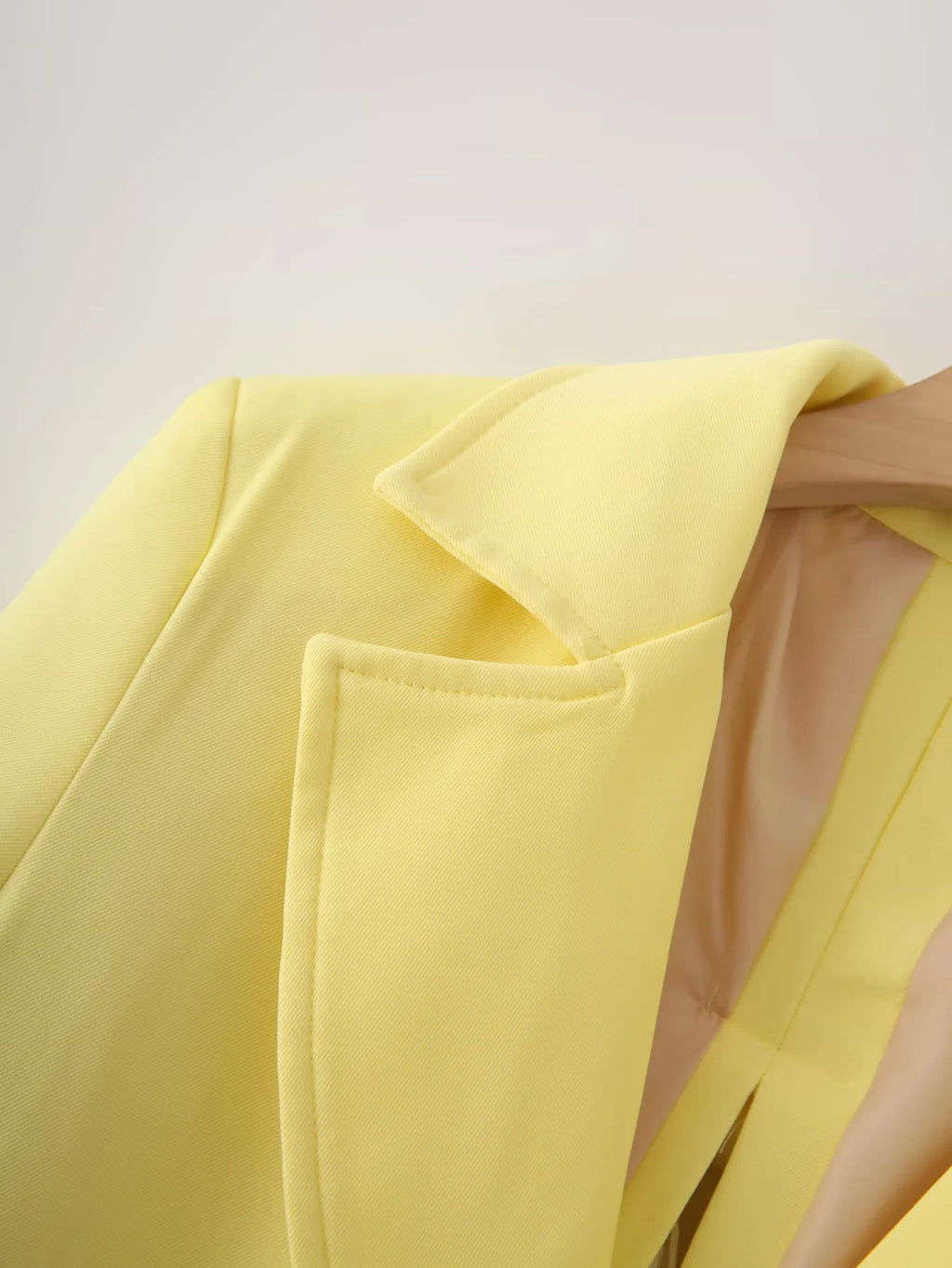 Women's Blazer Jacket with Elegant Cut and Practical Pockets