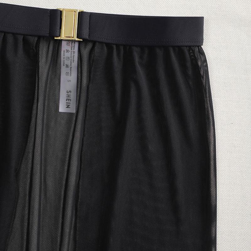 Elegant Beach Towel with Fine Design and Practical Closure