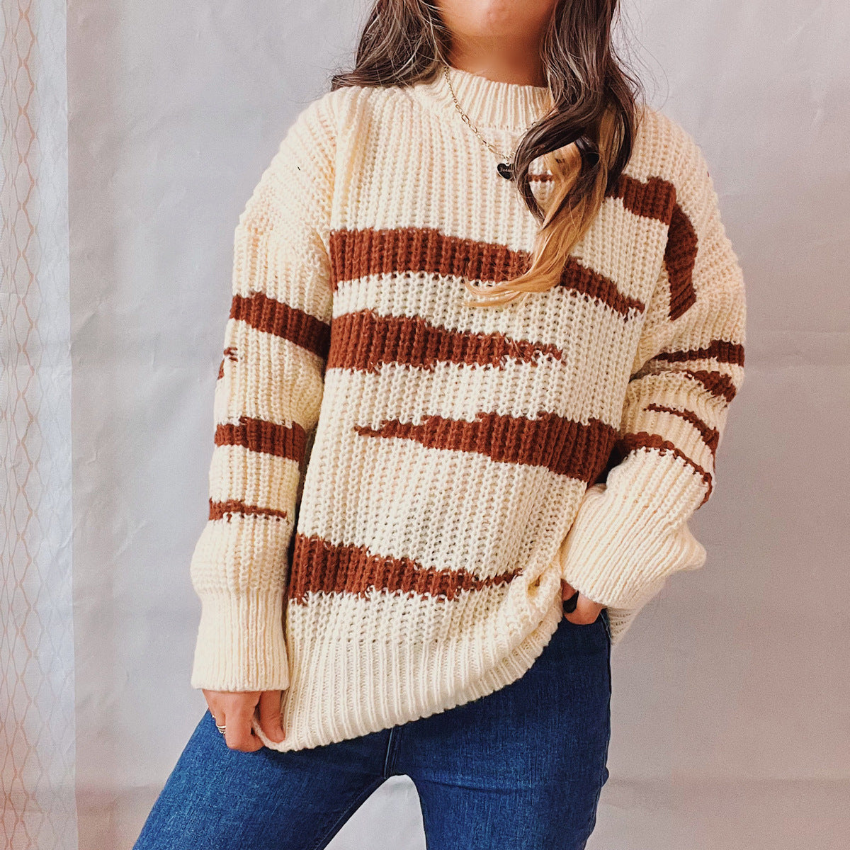 Women's Chunky Knit Sweater with Luxurious Pattern and Form-Fitting Cut