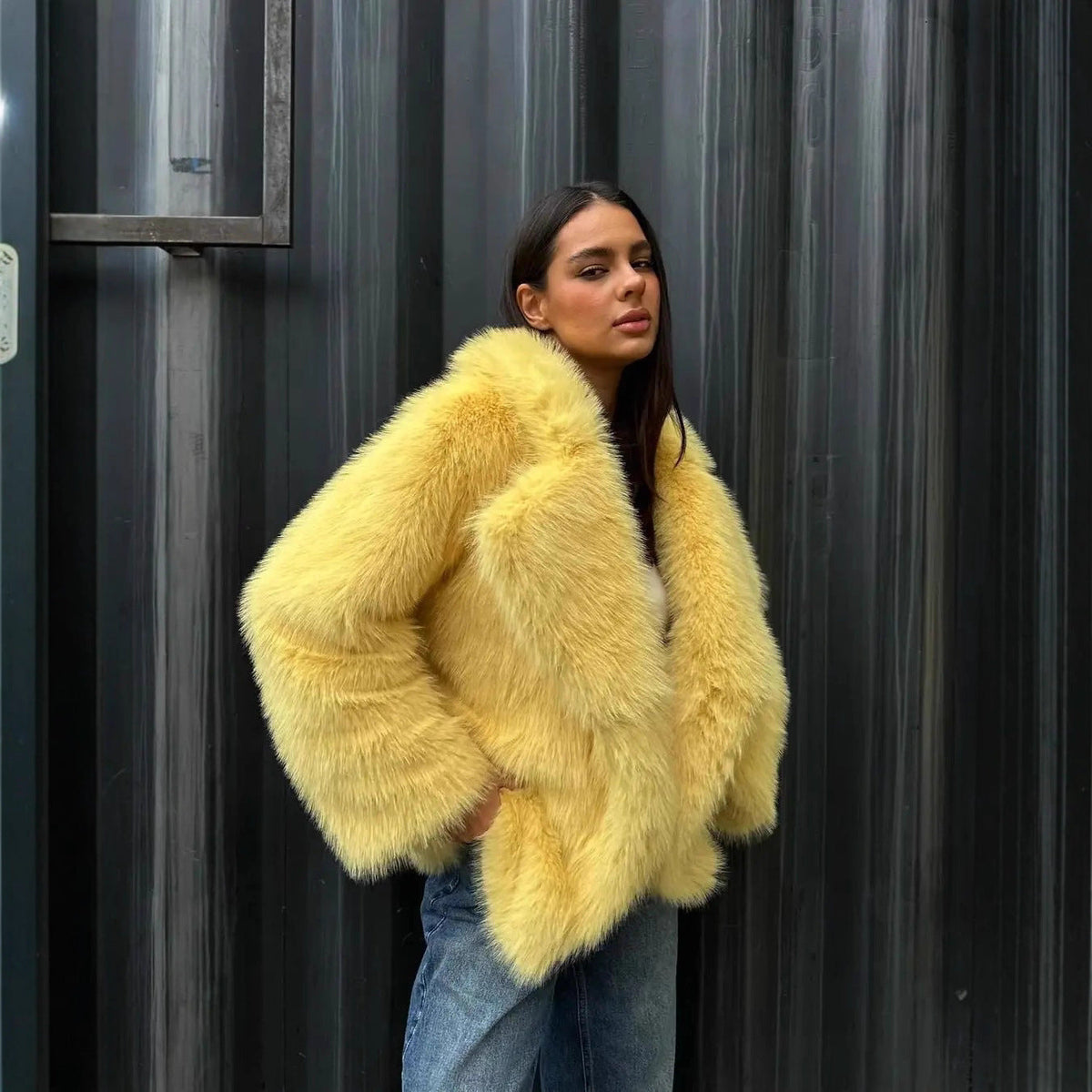 Women's Elegant Faux Fur Jacket with Soft Lining and Voluminous Cut