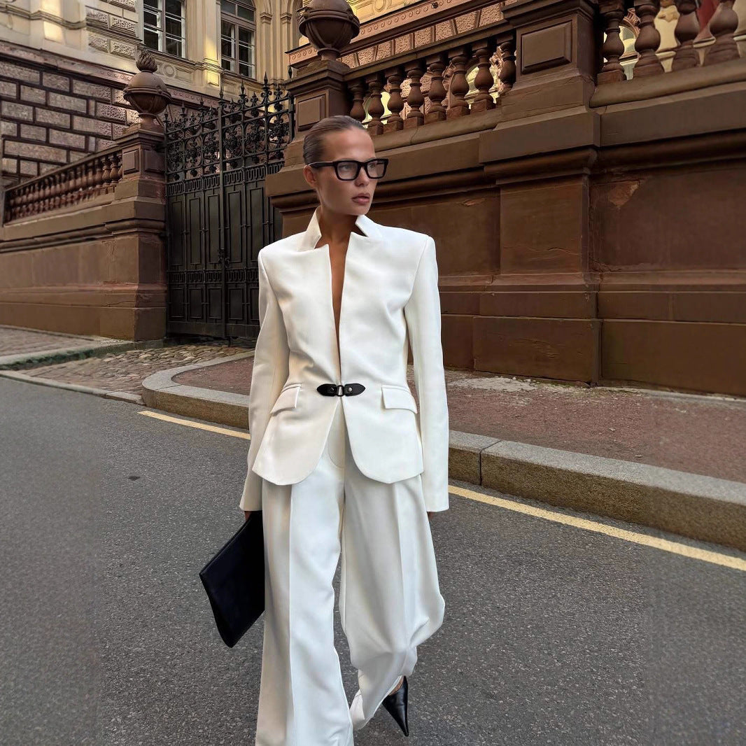 Elegant Blazer with Modern Cut and Unique Details