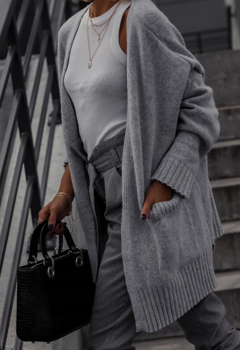 Women's Cozy Knit Cardigan with Relaxed Silhouette and Pockets