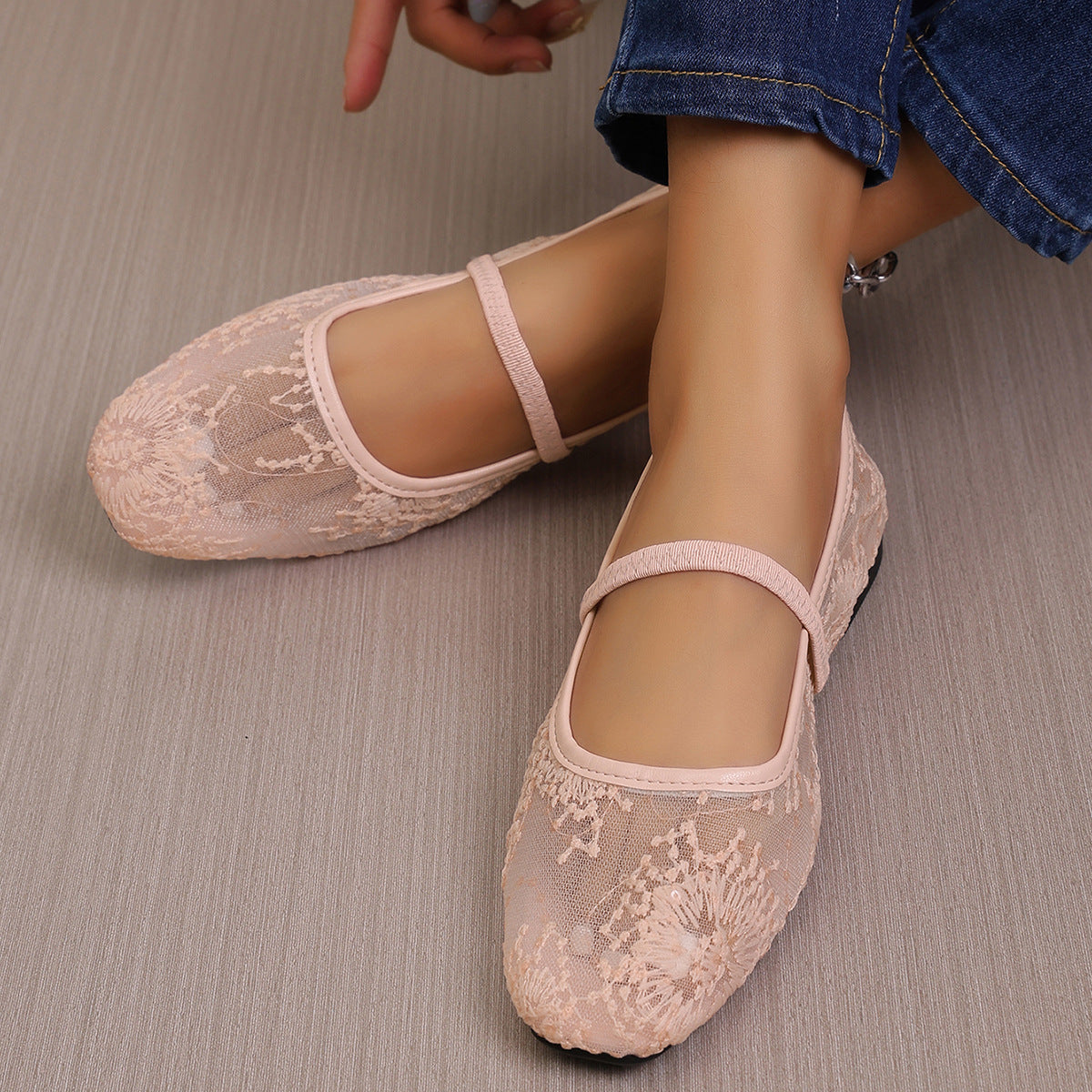 Women's ballet flats with delicate embroidery and elastic strap