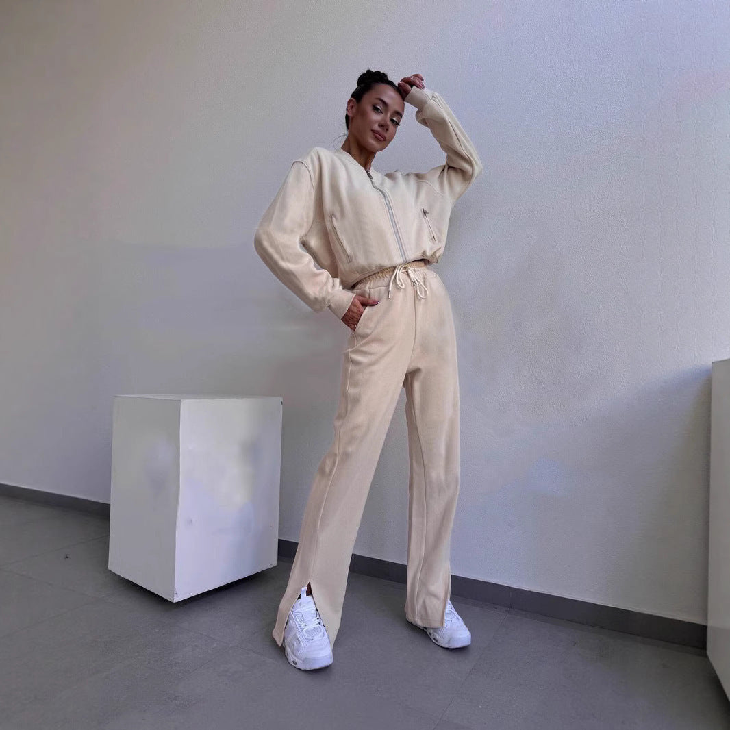 Women’s loungewear set with short zip jacket and high-waisted jogging pants with side split