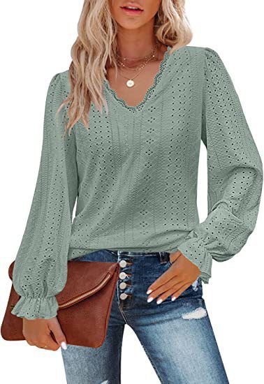 Women's Blouse with Romantic Cut and Detailed Embroidery