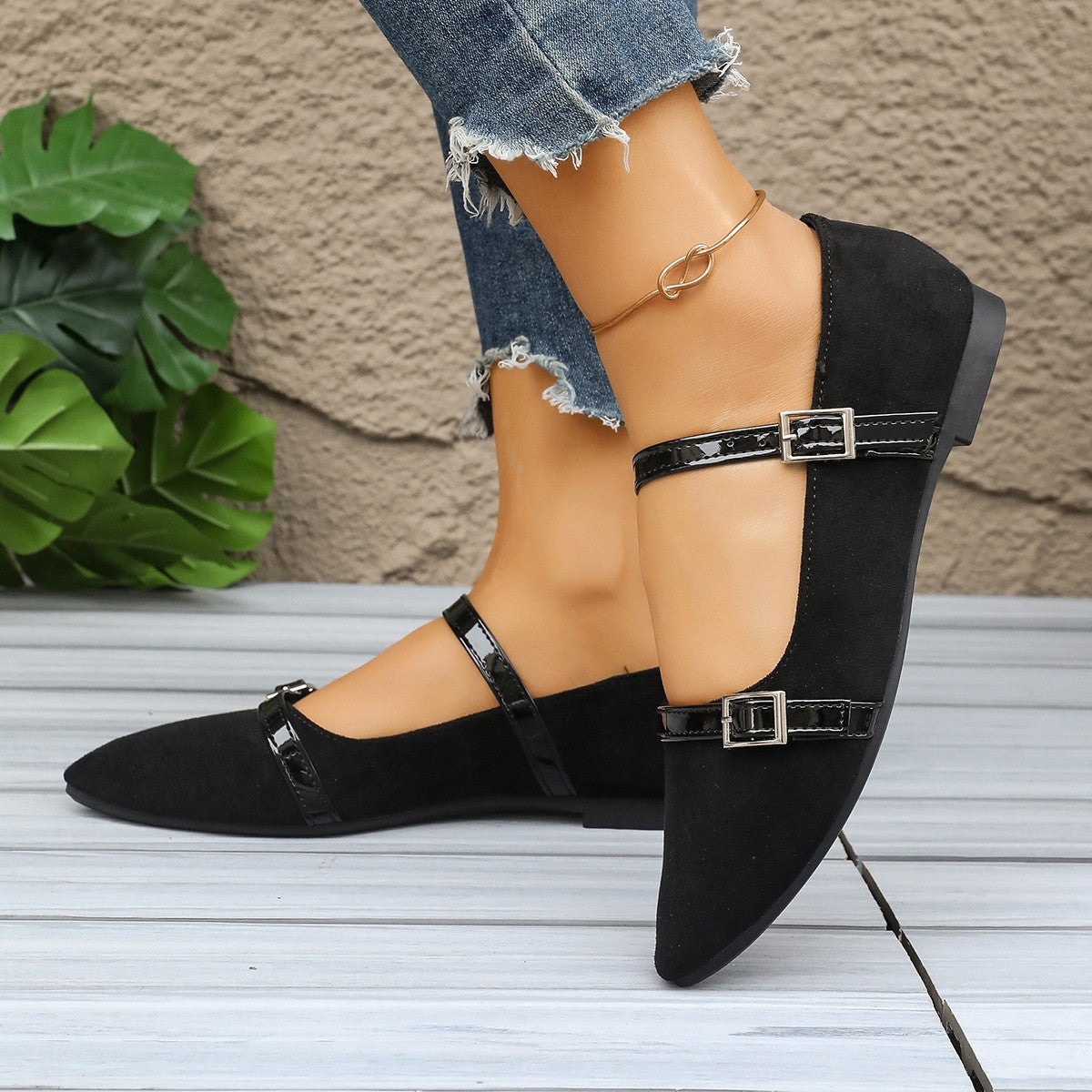 Women's ballet flats with detailed leopard print and elegant strap