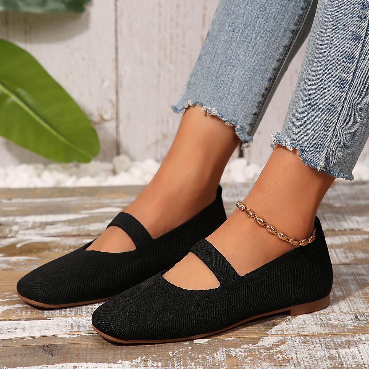 Women's ballet flats with elastic strap and elegant cut
