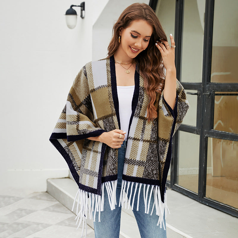 Elegant Poncho with Modern Plaid Pattern and Fringe
