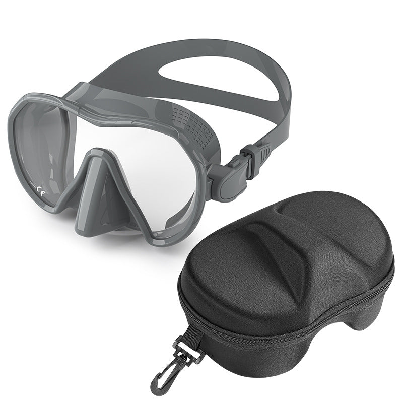 Diving mask with wide field of vision