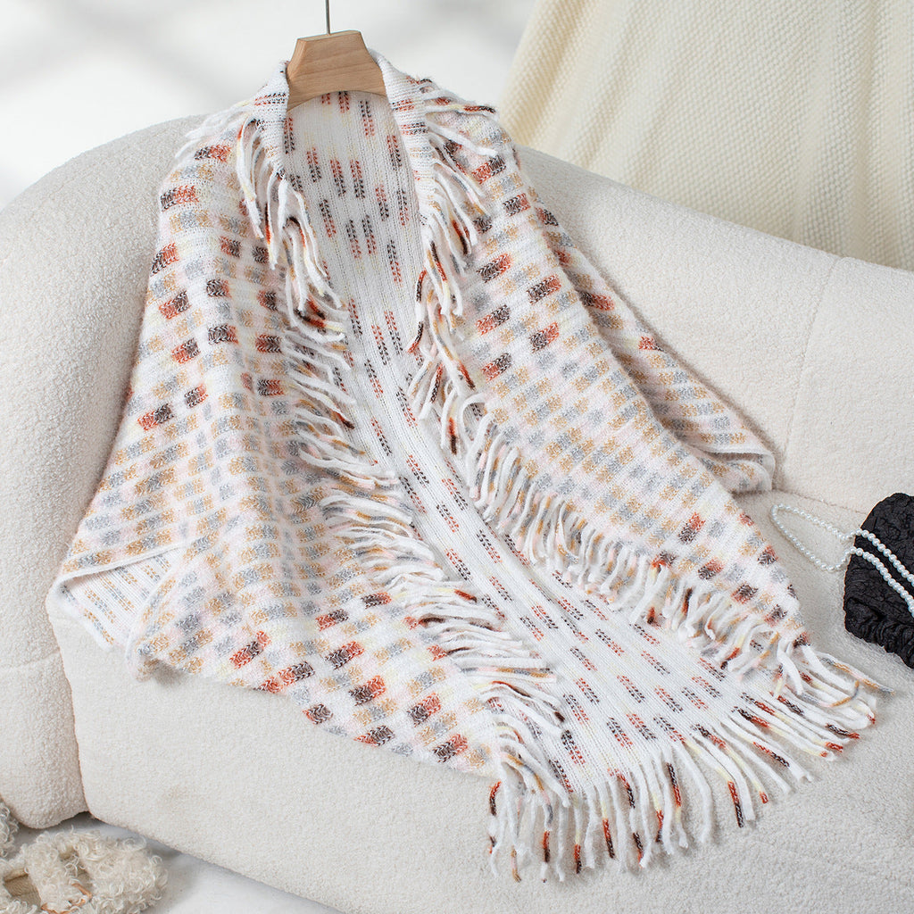 Women's Elegant Poncho with Fringe Details and Modern Plaid Pattern