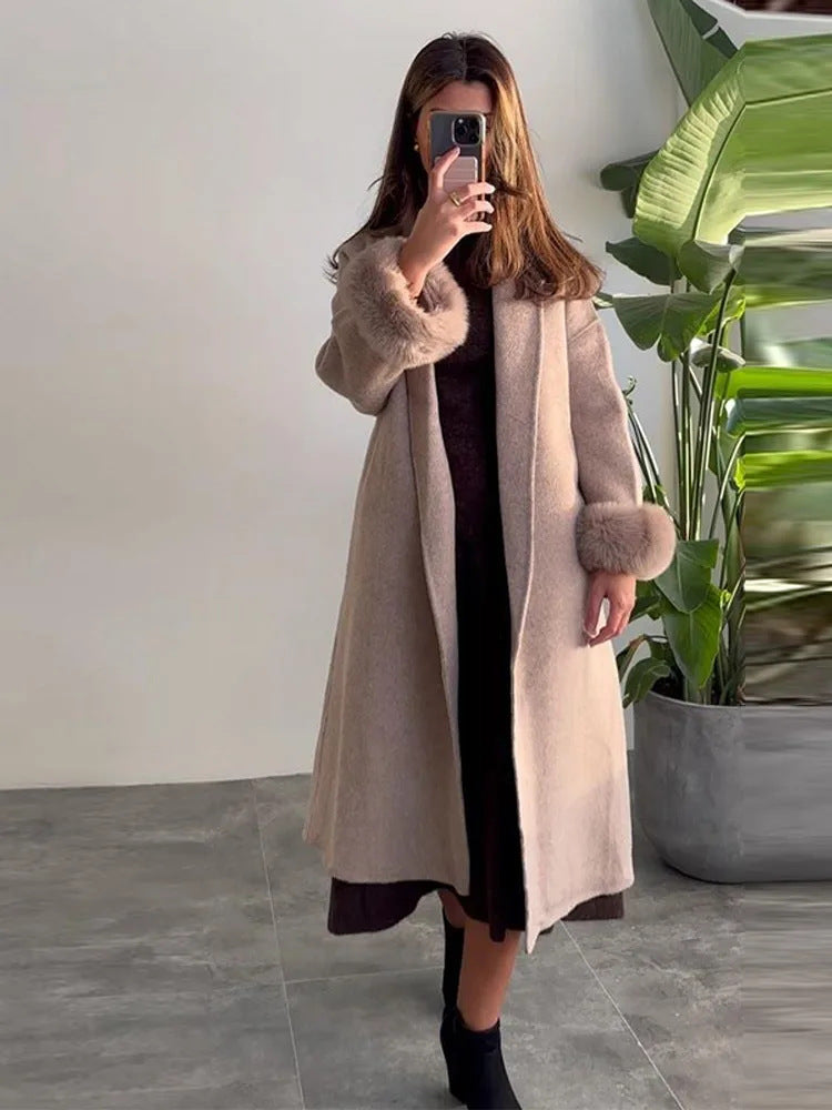Women's Elegant Wool Coat with Luxurious Fur Sleeves