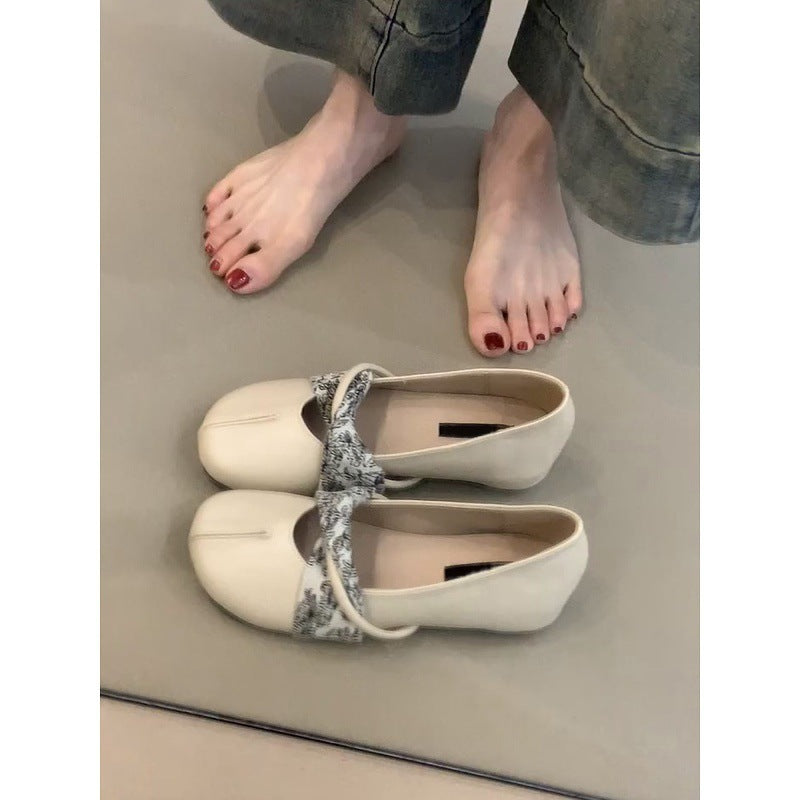 Women's Ballet Flats with Decorative Strap and Elegant Shine