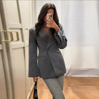 Elegant Women's Blazer with Tailored Cut and Practical Pockets