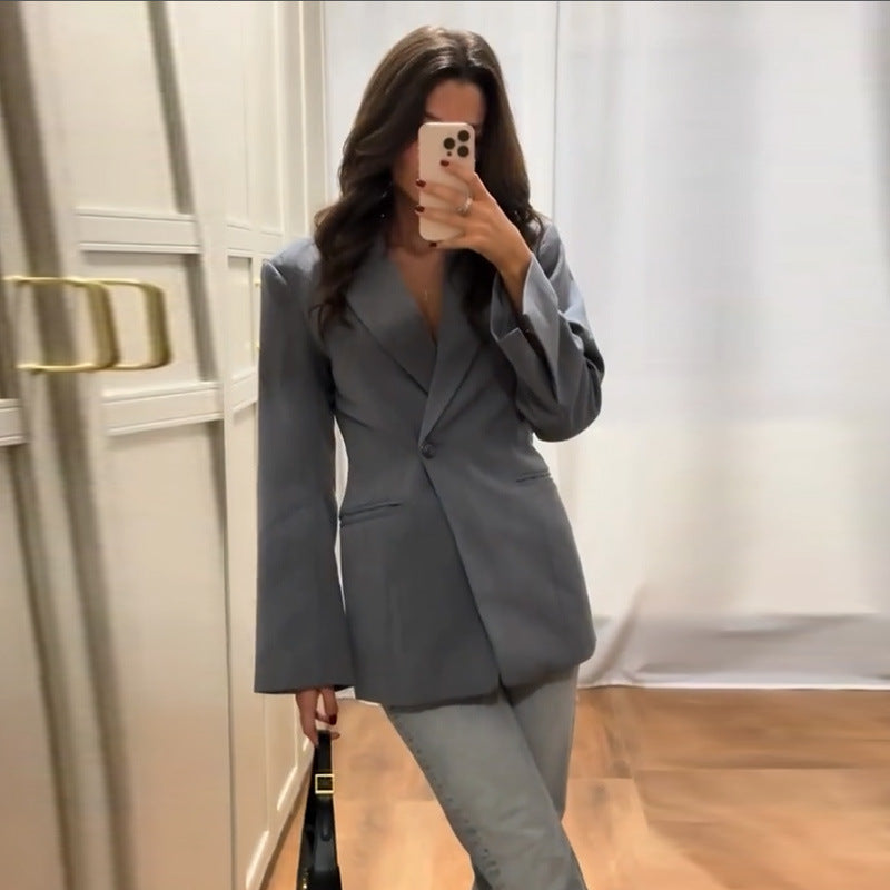 Elegant Women's Blazer with Tailored Cut and Practical Pockets