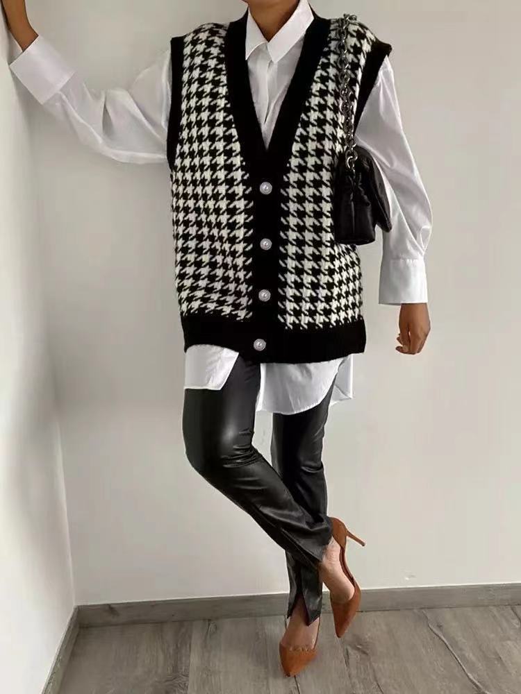 Women's Sleeveless Knit Vest with Plaid Pattern and Decorative Buttons