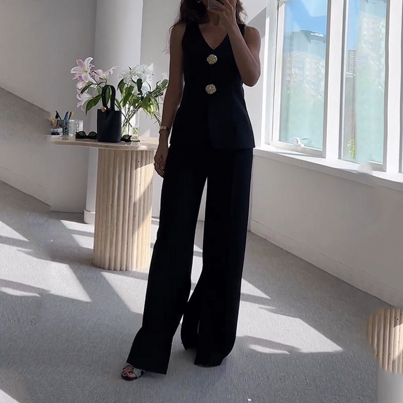 Women Suit with Tailored Cut and Elegant Button Detailing