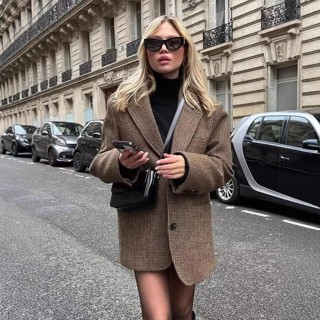 Women's Elegant Plaid Blazer with Modern Cut and Practical Pockets