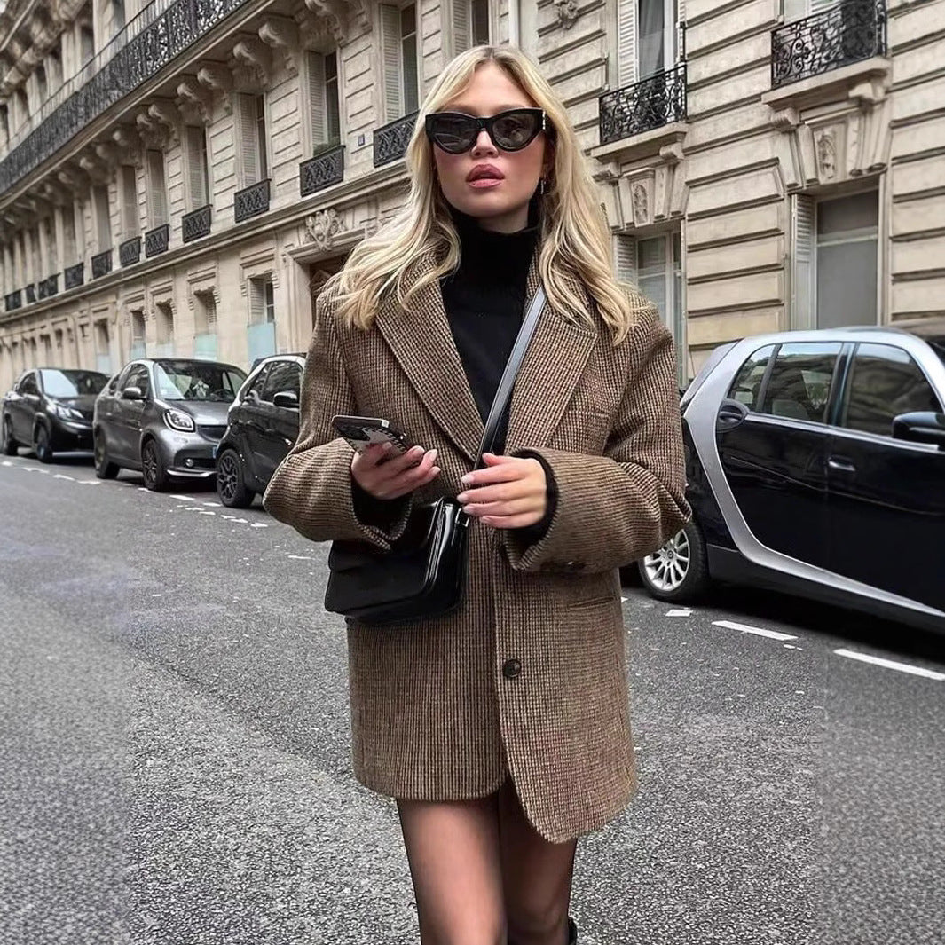 Women's Elegant Plaid Blazer with Modern Cut and Practical Pockets