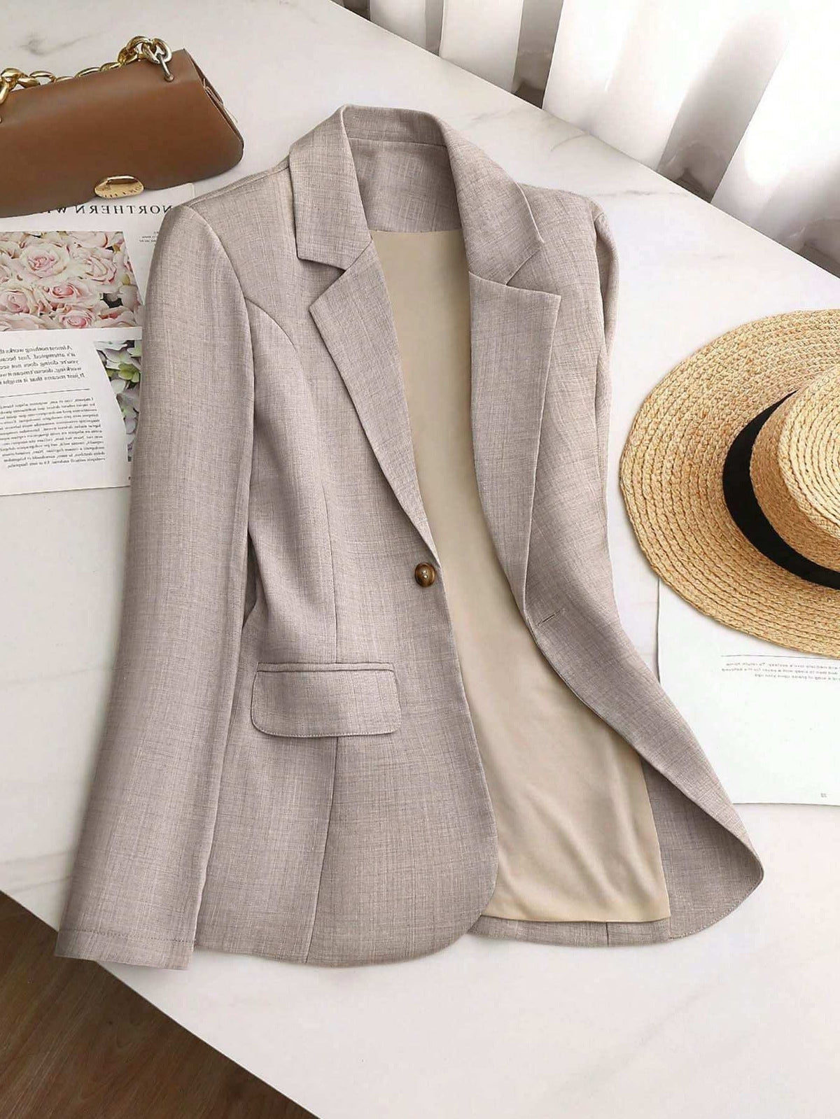 Women's Elegant and Lightweight Blazer with Modern Cut and Practical Pockets