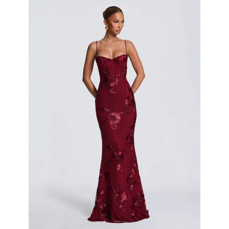Elegant Evening Dress with Floral Lace and Form-Fitting Cut