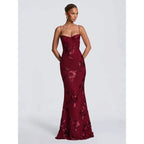 Elegant Evening Dress with Floral Lace and Form-Fitting Cut