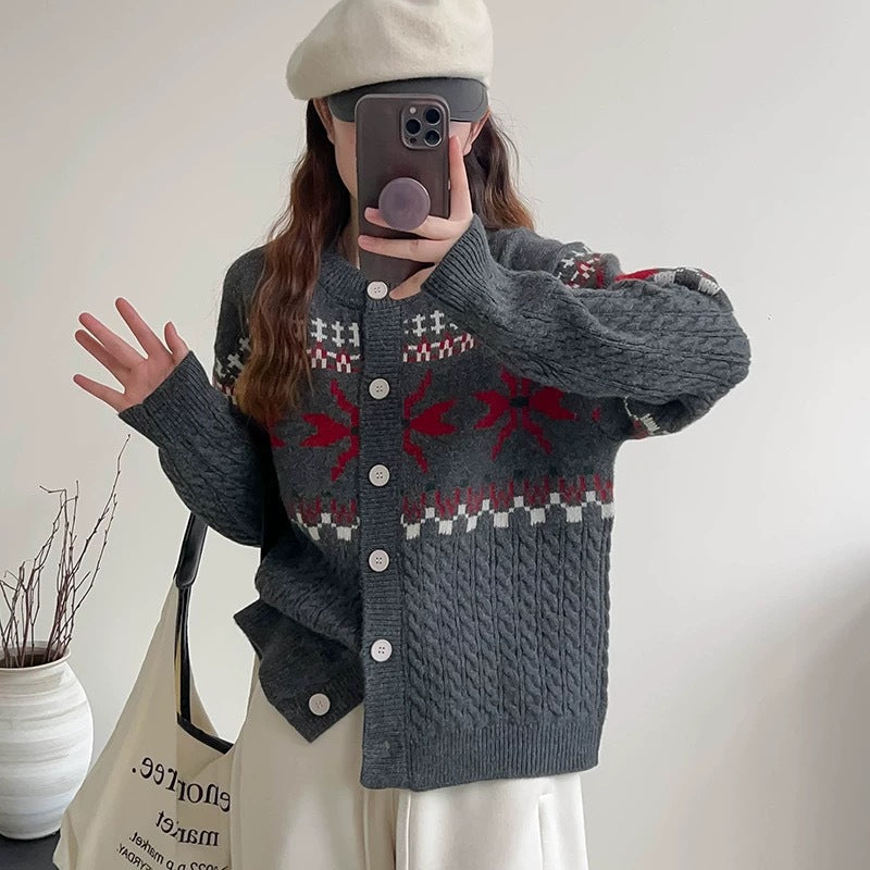 Women's Chunky Knit Cardigan with Cable Pattern and Buttons