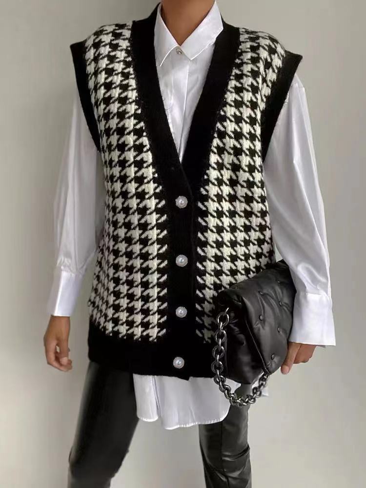 Women's Sleeveless Knit Vest with Plaid Pattern and Decorative Buttons