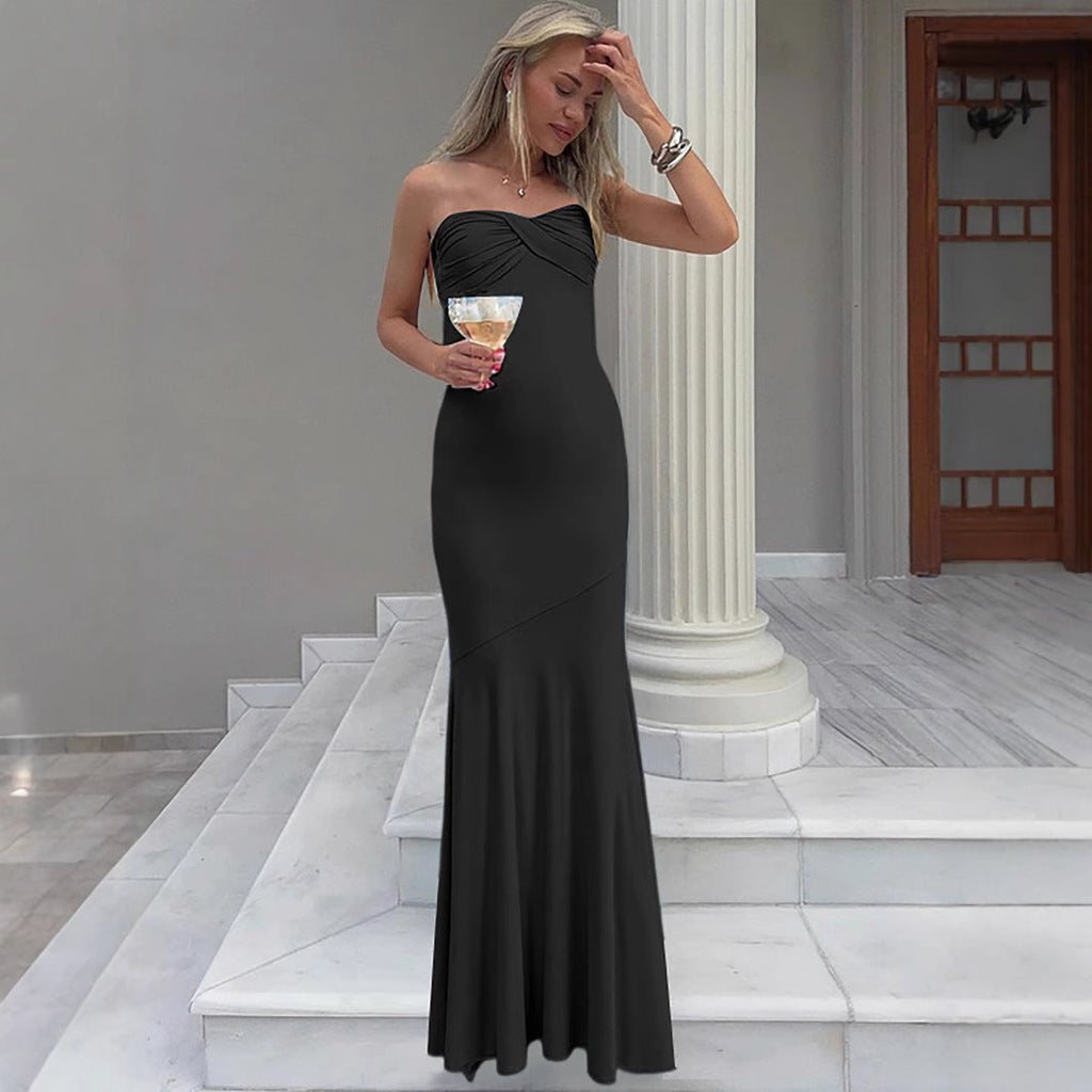 Elegant Evening Dress with Sophisticated Cut-Out and Flowing Hem