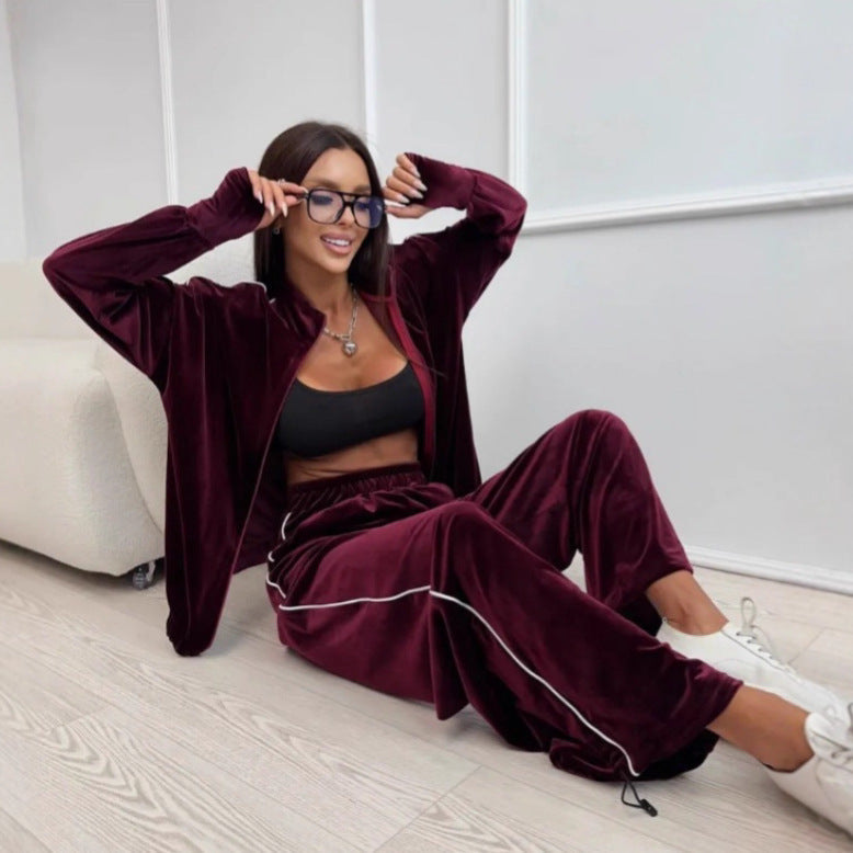 Elegant Velour Loungewear Set in a Sporty Design with Contrasting Stripes