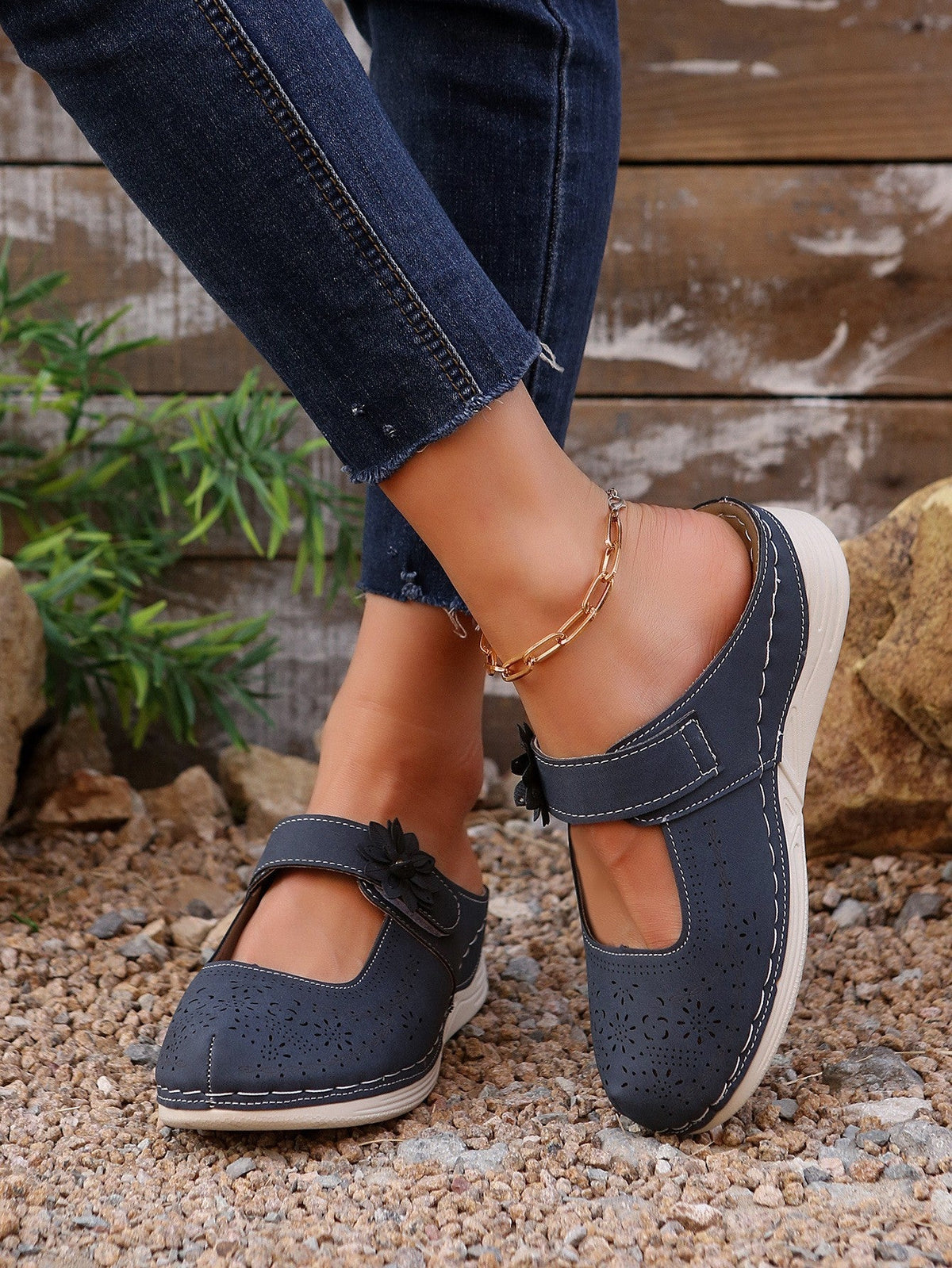 Women's Breathable Clogs with Floral Decor