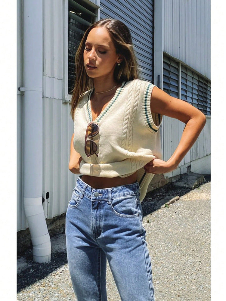 Women's Sleeveless V-Neck Knit Sweater with Cable Knit Pattern