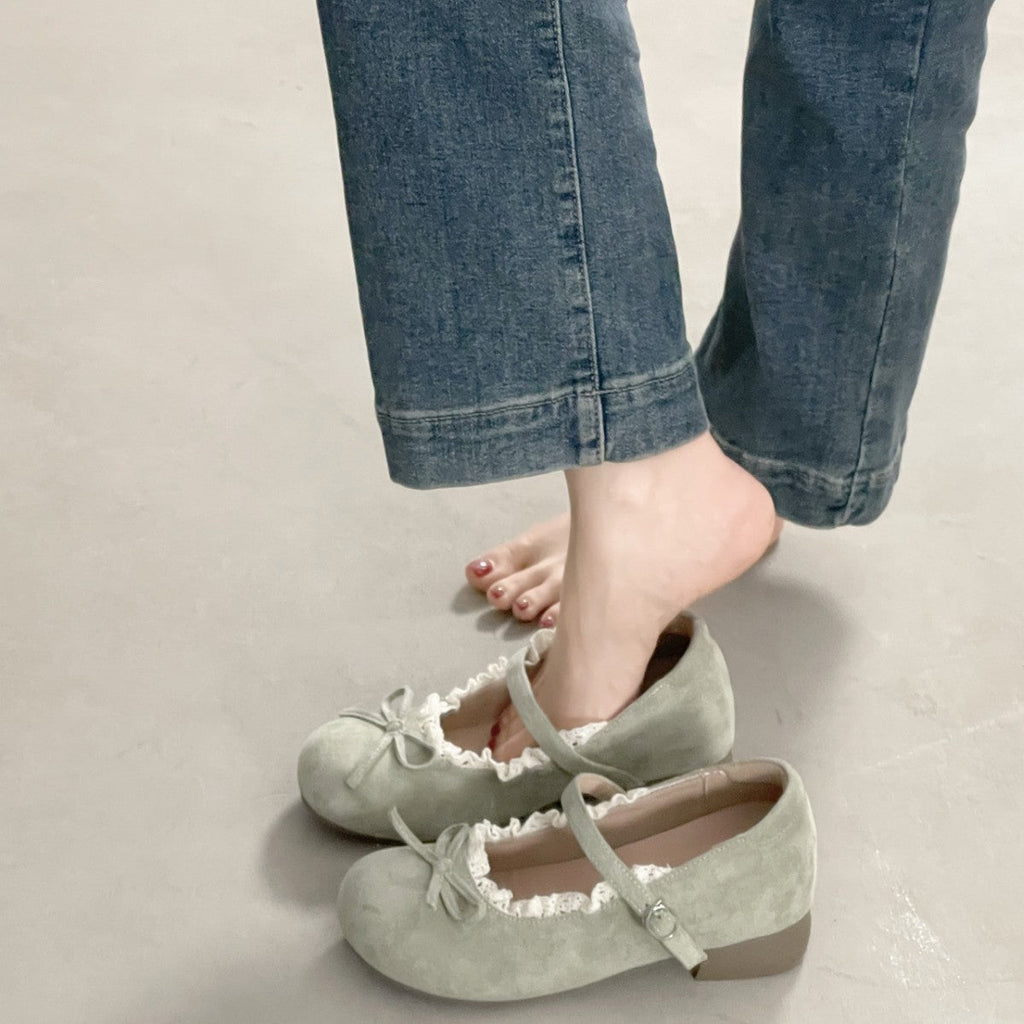 Women's ballet flats with elegant ruffled edge and practical strap
