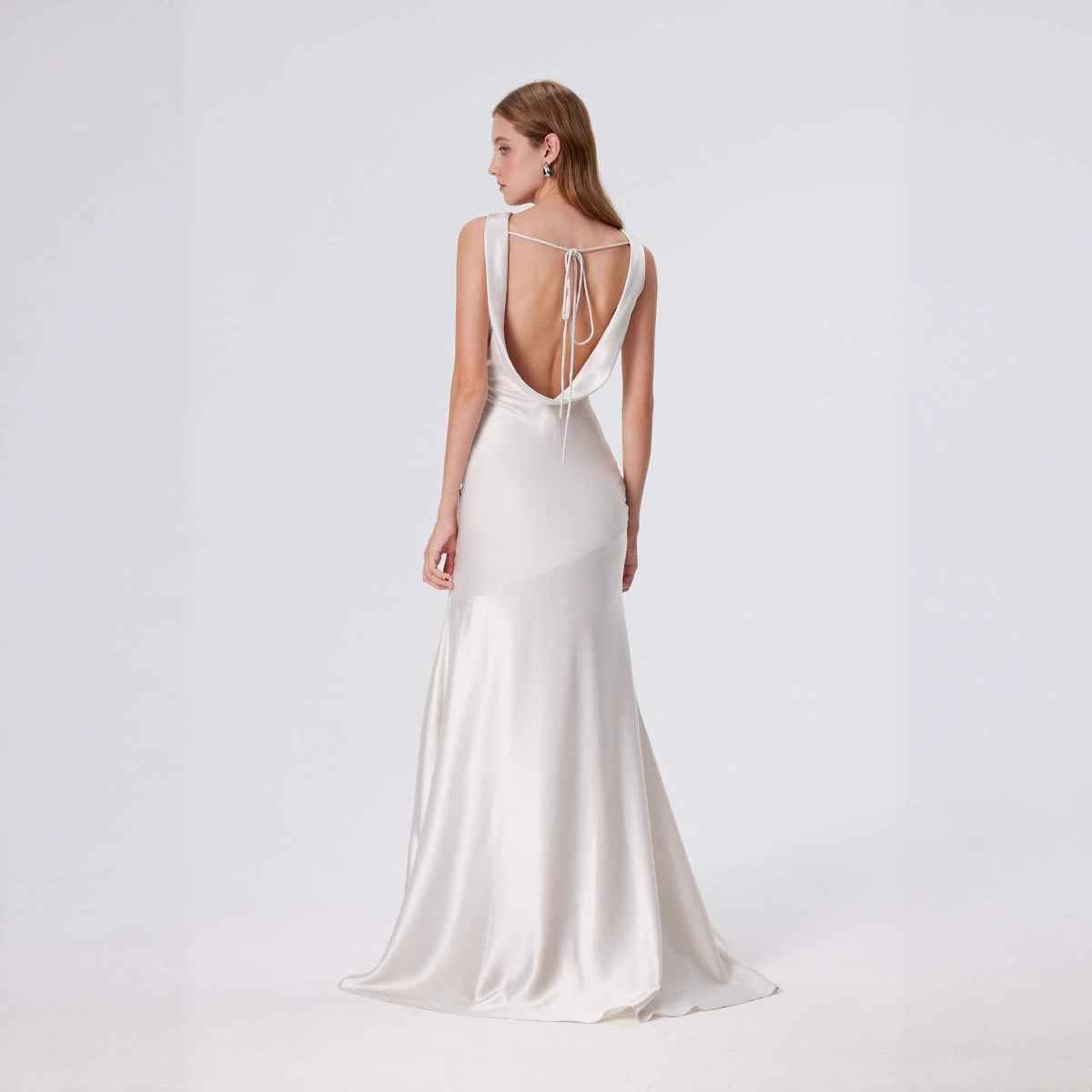 Elegant Evening Dress with Flowing Satin and Refined Neckline