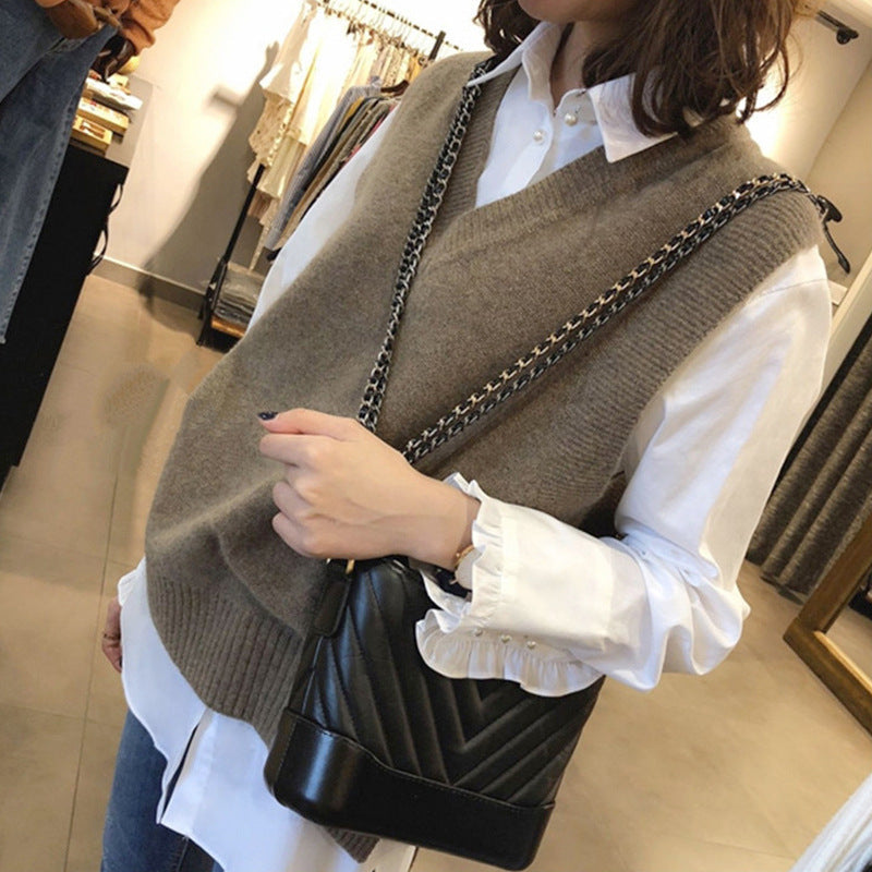 Women's Sleeveless Knit Vest with V-Neck and Ribbed Details