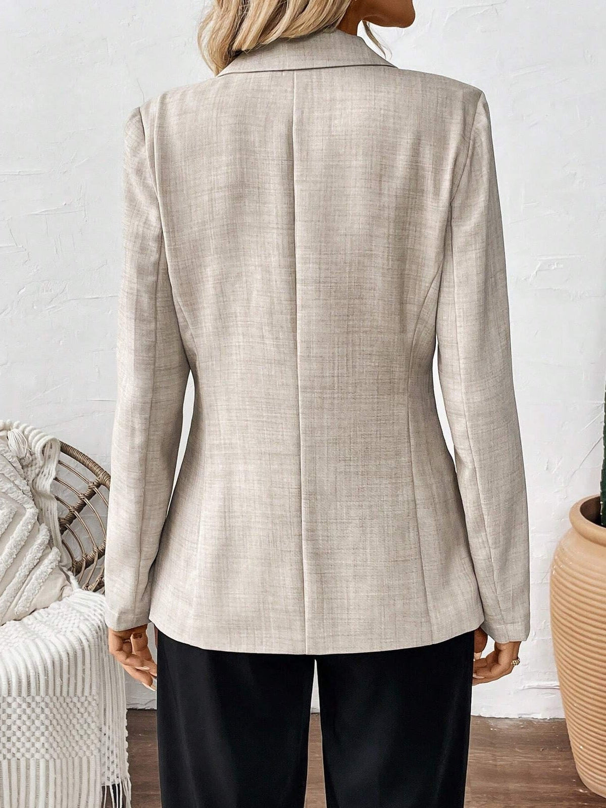 Women's Elegant and Lightweight Blazer with Modern Cut and Practical Pockets