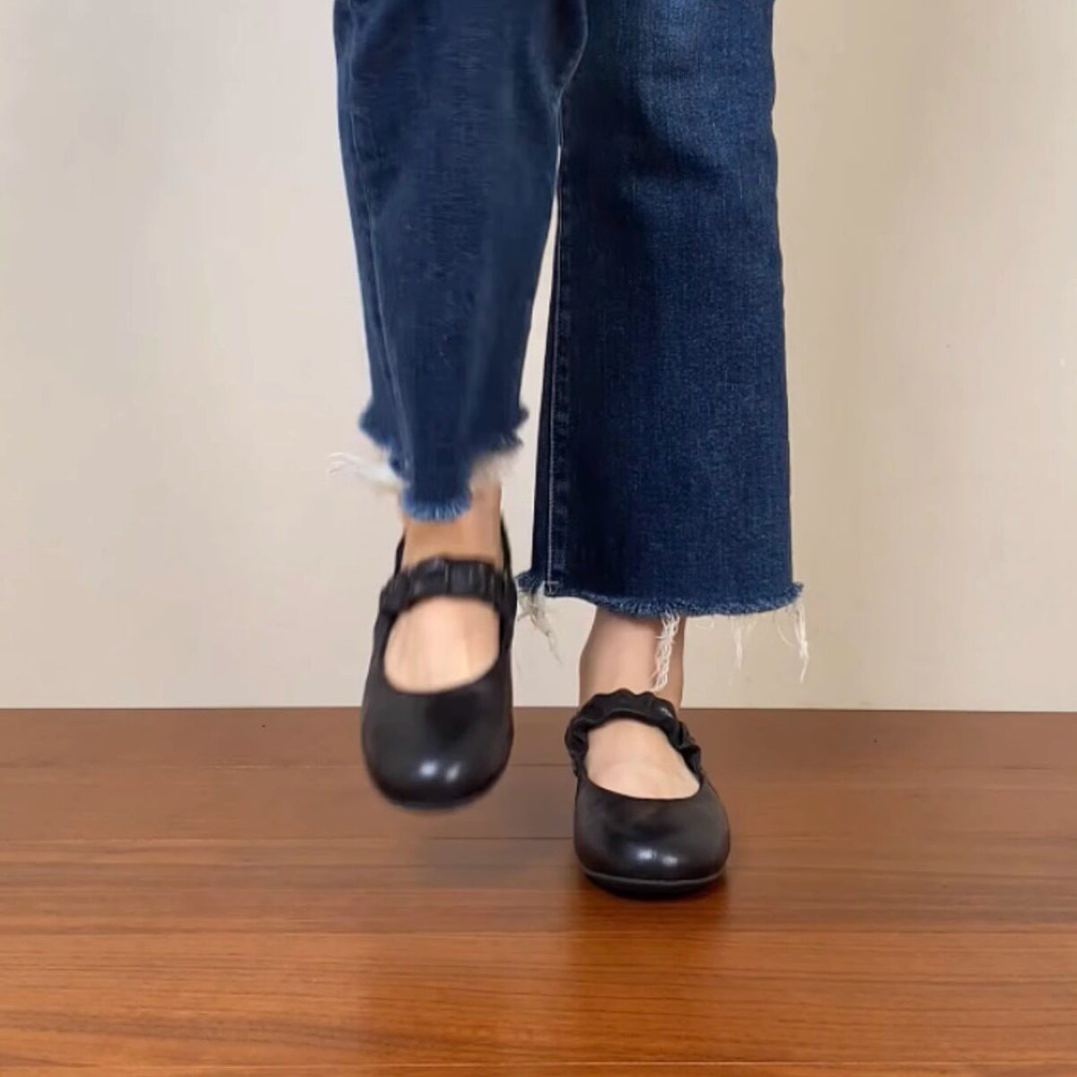 Women's Ballet Flats with Elastic Strap Design and Ergonomic Footbed