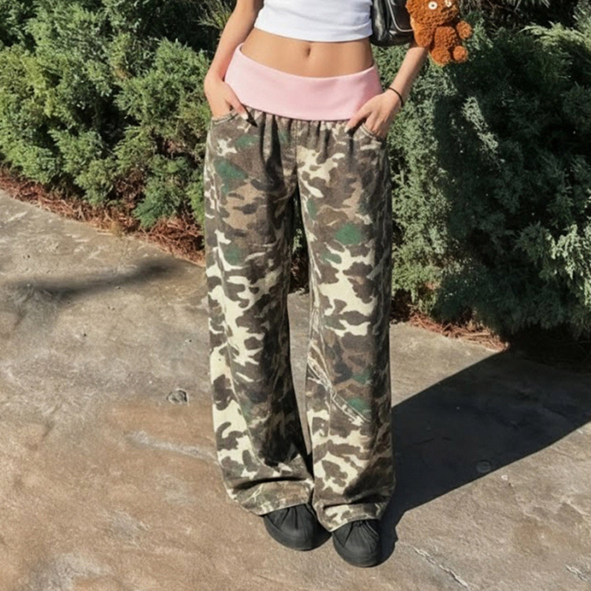 Women's Comfortable Cargo Pants with Elastic Waistband and Camouflage Pattern