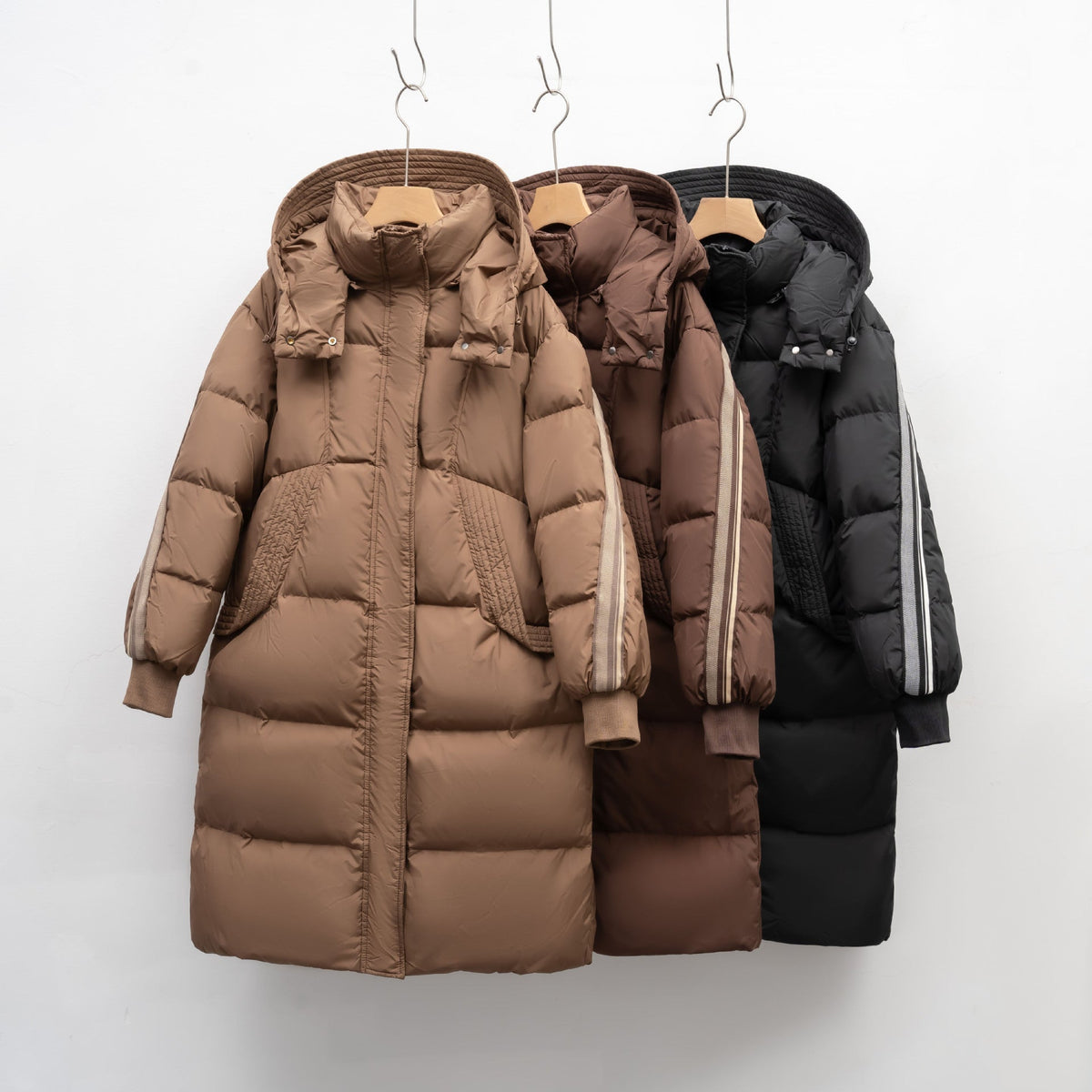 Women's Insulated Winter Coat with Functional Pockets and Adjustable Hood