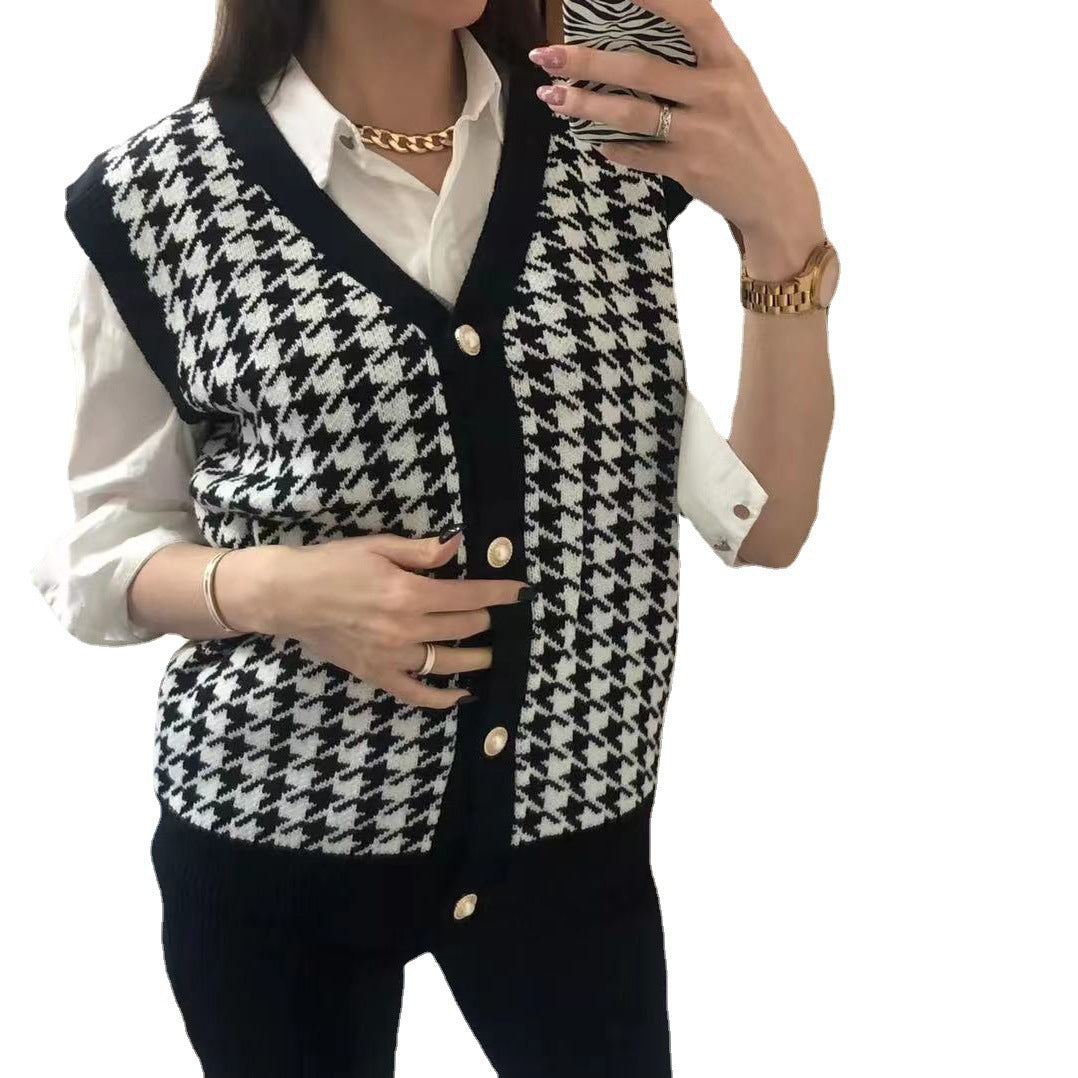 Women's Sleeveless Knit Vest with Plaid Pattern and Decorative Buttons