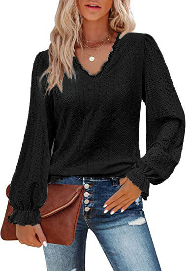 Women's Blouse with Romantic Cut and Detailed Embroidery