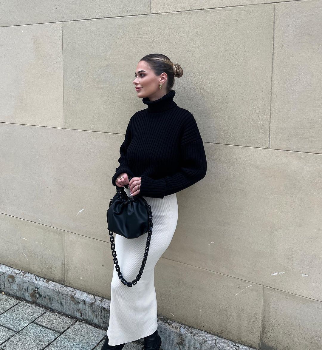 Women's Chunky Knit Sweater with High Collar and Ribbed Texture