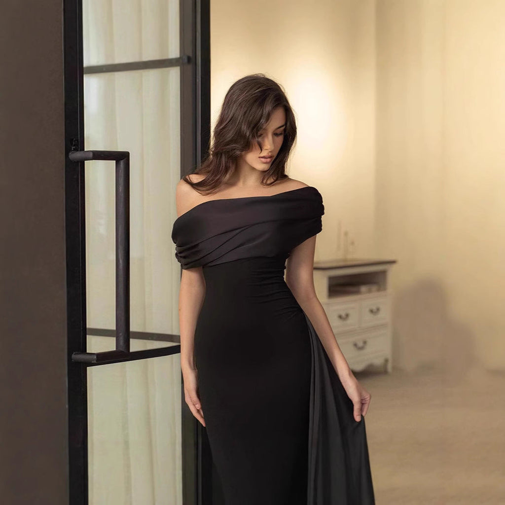 Women's Evening Dress with Elegant Off-Shoulder Design and Fitted Cut