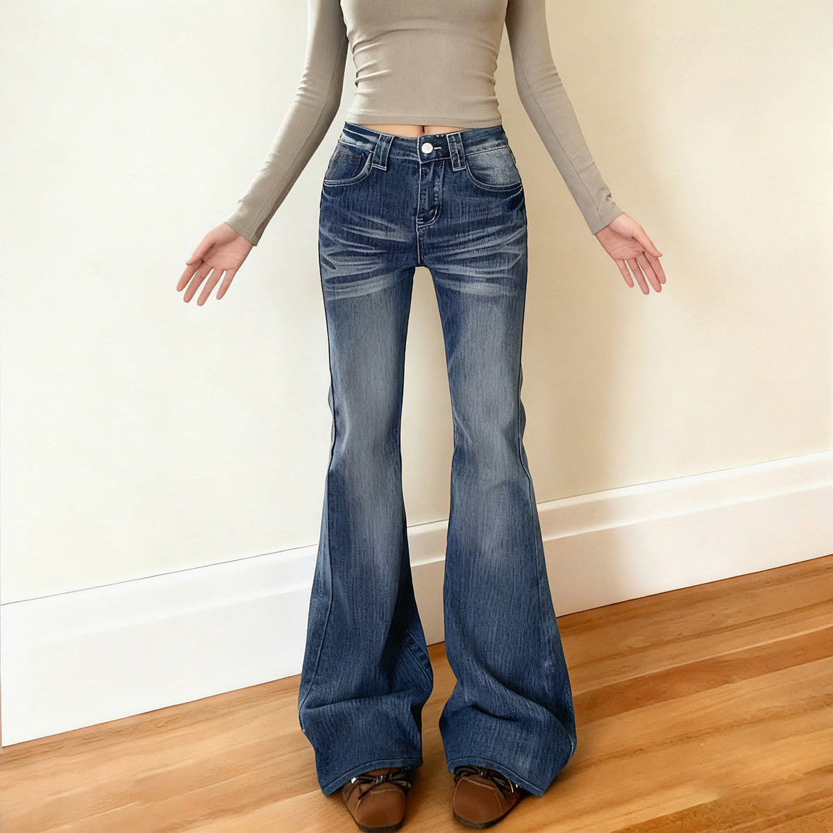 Women's Flared Jeans in Casual Vintage Style with High Waist and Stylish Washes