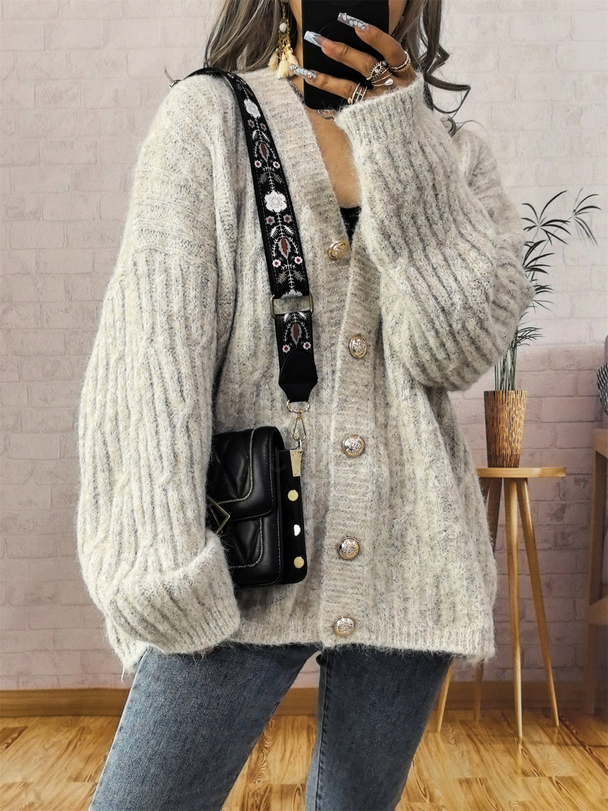 Women's Chunky Knit Cardigan with Fashionable Buttons and Relaxed Fit