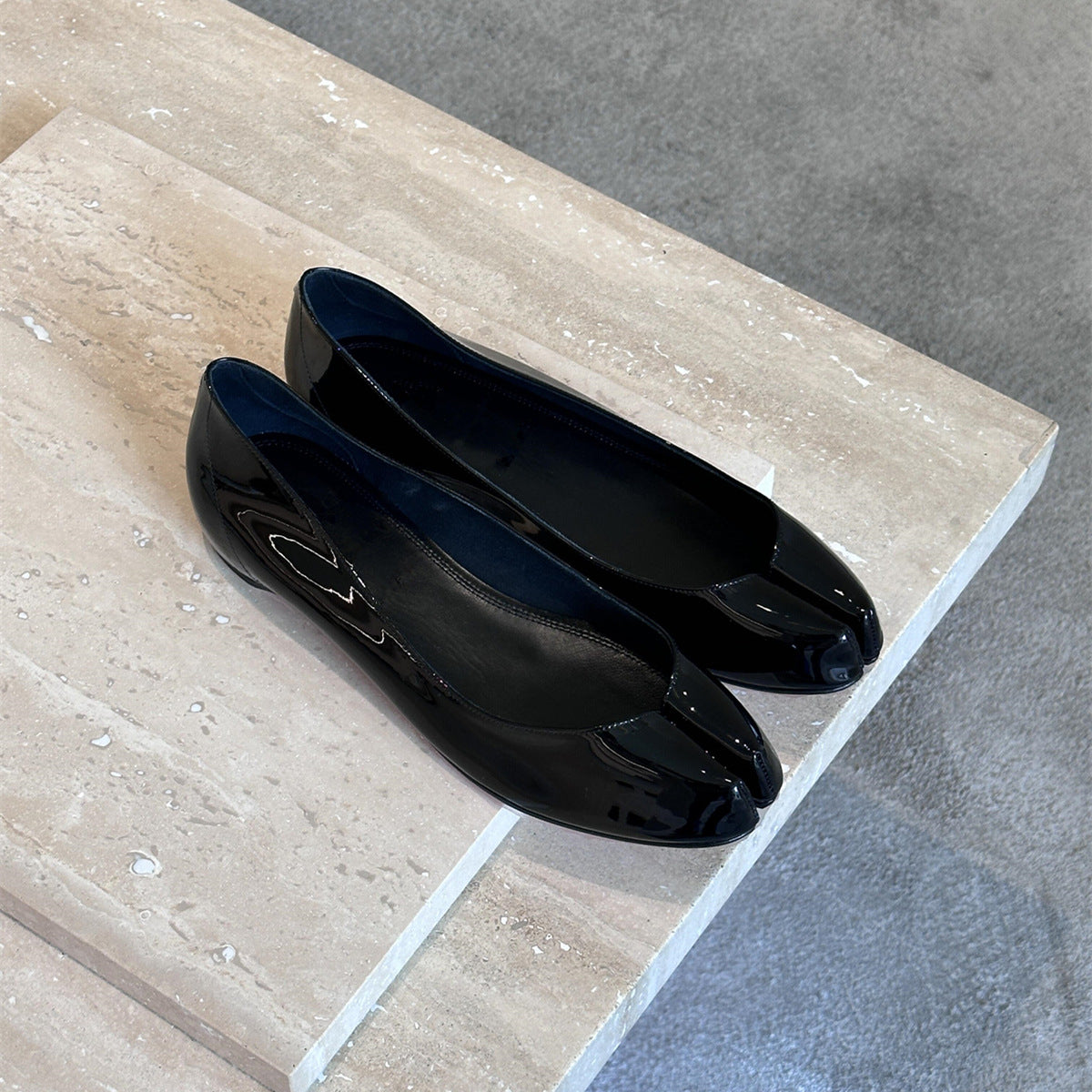 Women's Ballet Flats with Elegant High-Gloss Finish and Comfortable Strap