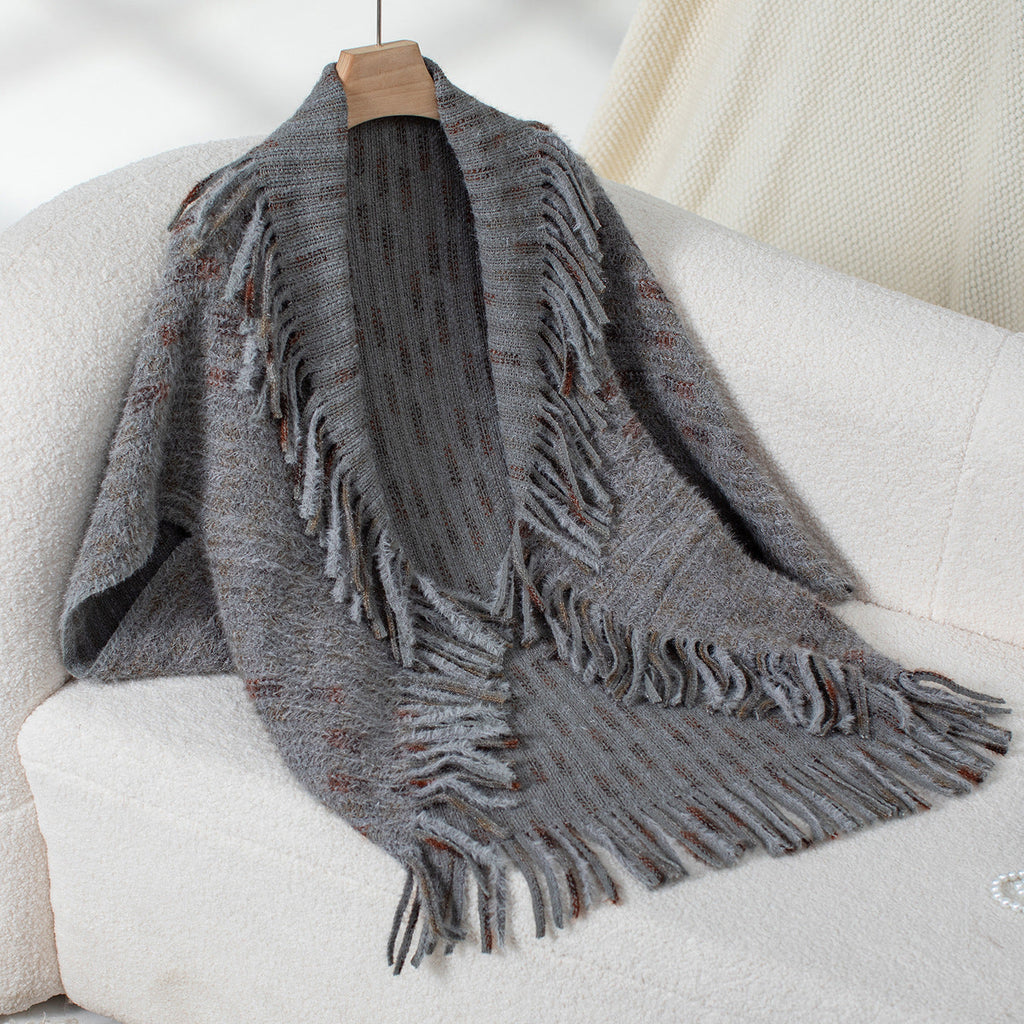 Women's Elegant Poncho with Fringe Details and Modern Plaid Pattern