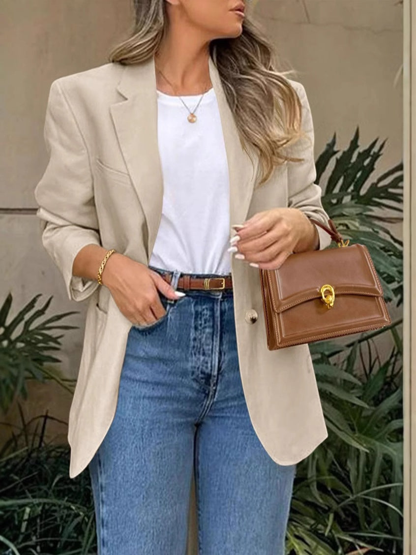Elegant Women's Blazer with Modern Cut Lines and Practical Pockets