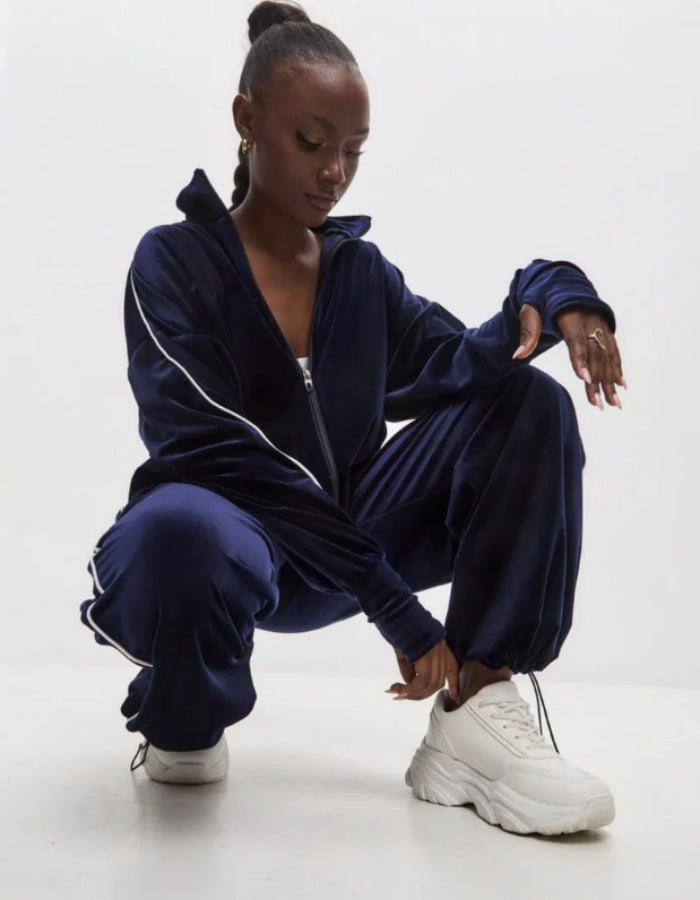 Elegant Velour Loungewear Set in a Sporty Design with Contrasting Stripes