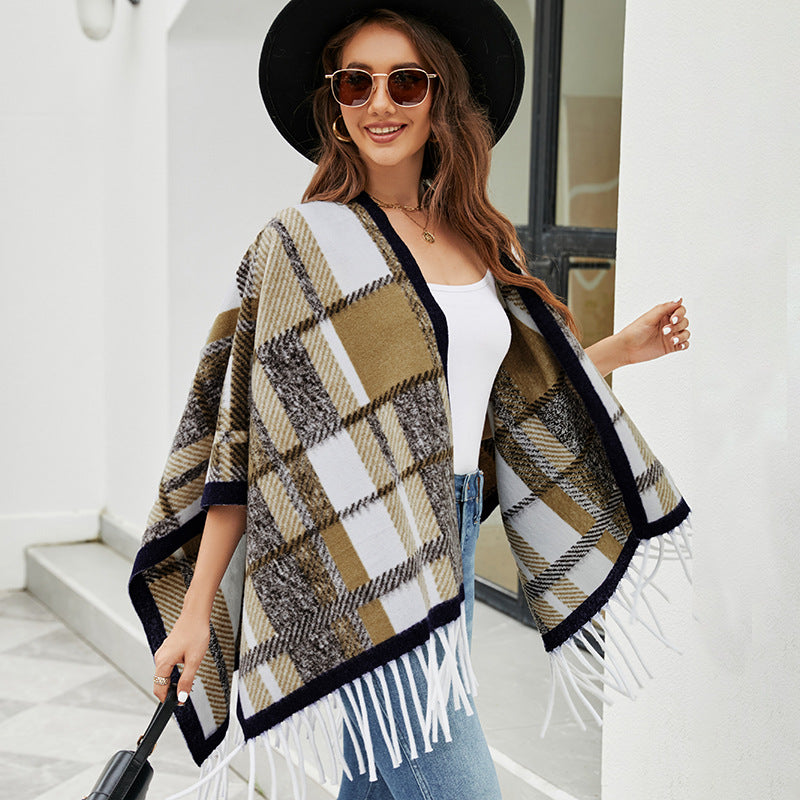 Elegant Poncho with Modern Plaid Pattern and Fringe